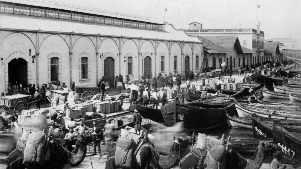 İzmir Pasaport Limanı, 20. yüzyıl başında Akdeniz ticareti ve kentin liman dokusunu gösteren tarihi fotoğraf