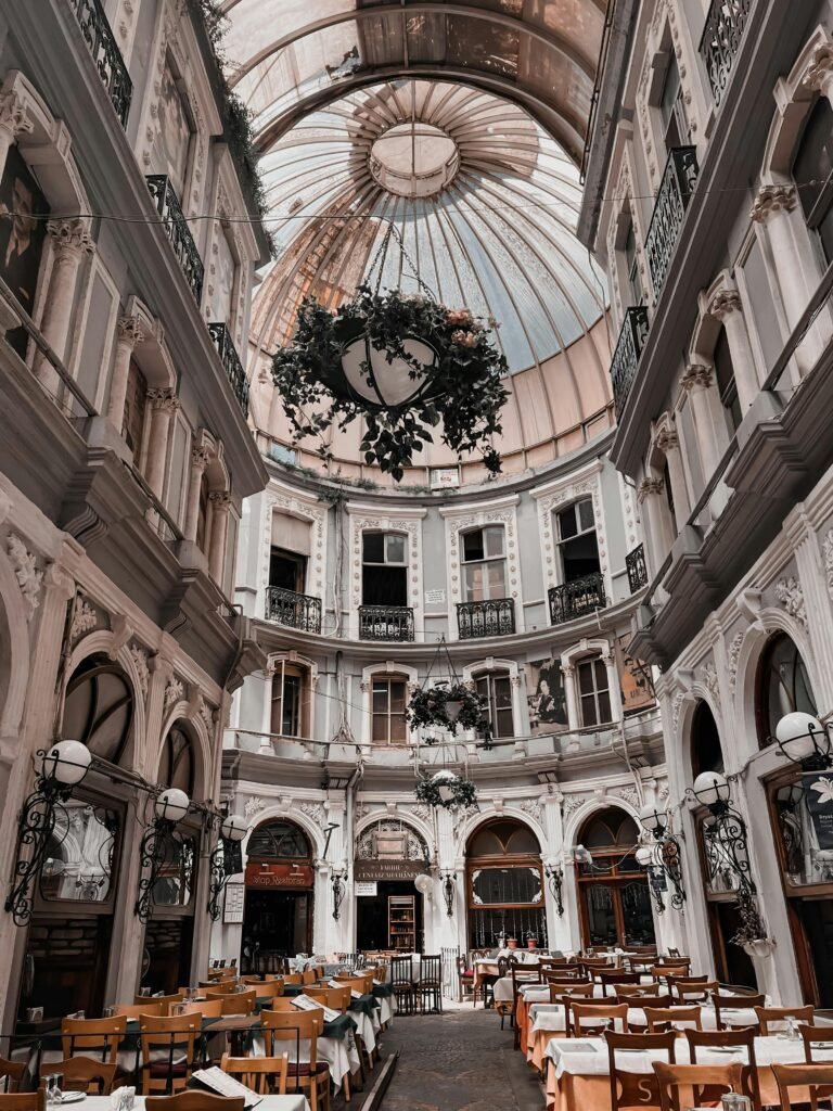 Beyoğlu’nda Çiçek Pasajı iç mekânı, 19. yüzyıl Cité de Péra yapısının günümüzdeki kullanımı