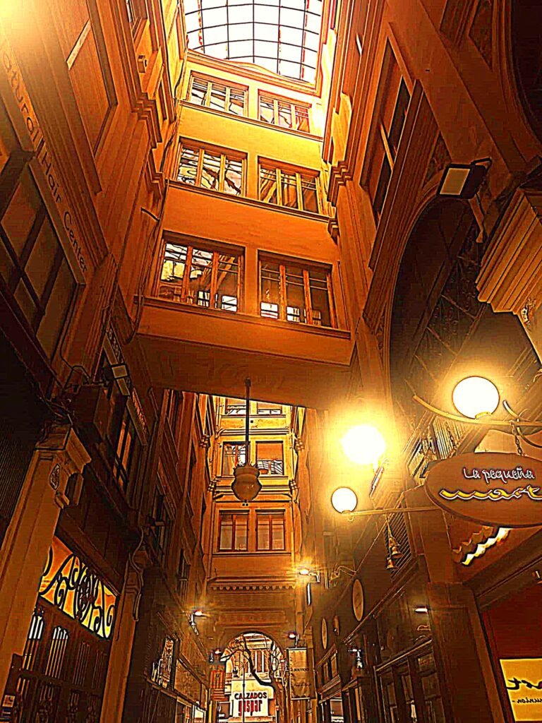 Valensiya merkezindeki Ripalda Pasajı, 19. yüzyıl Avrupa pasaj mimarisi örneği ve Ripalda Pasajı camlı tavan detayı, 19. yüzyıl kapalı pasaj mimarisinde ışık kullanımı
