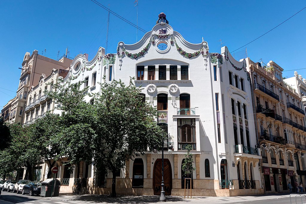 Valensiya’da cephesinde 1908 tarihi bulunan erken 20. yüzyıl kent mimarisi örneği